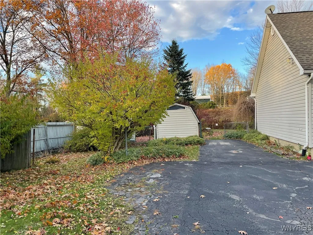 6072 Thornwood Drive, Boston, New York 14075, Boston, New York 14075, 4 Bedrooms Bedrooms, ,3 BathroomsBathrooms,Residential,For Sale,6072 Thornwood Drive, Boston, New York 14075,0,B1649141