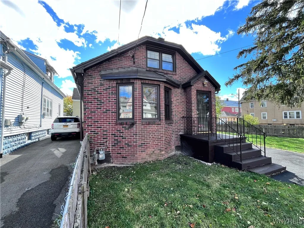 165 Roesch Avenue, Buffalo, New York 14207, Buffalo, New York 14207, 3 Bedrooms Bedrooms, 7 Rooms Rooms,1 BathroomBathrooms,Residential,For Sale,165 Roesch Avenue, Buffalo, New York 14207,0,B1649363