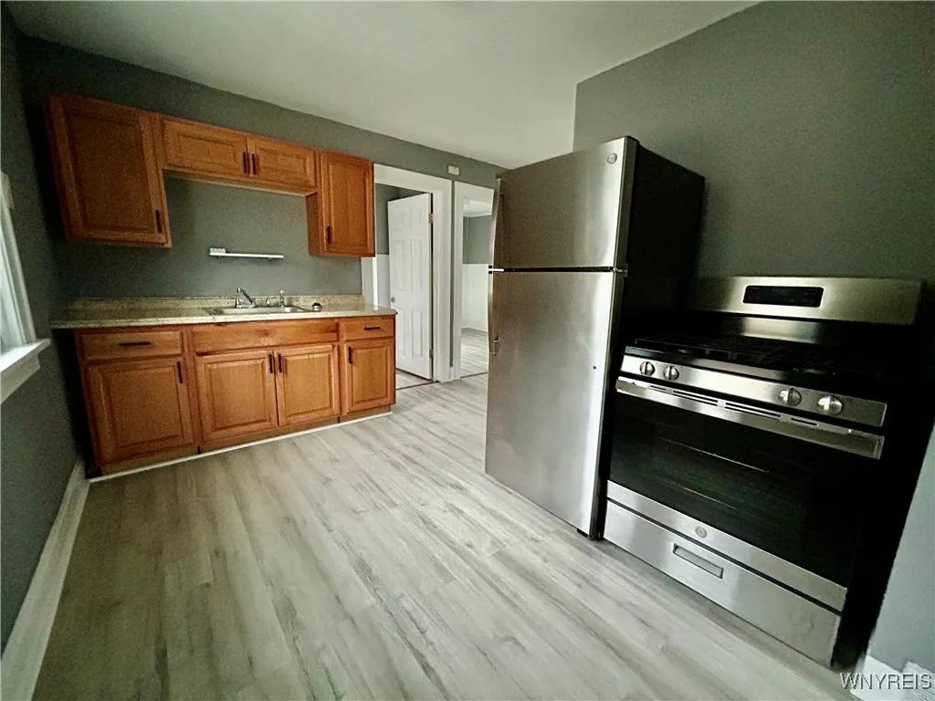 11 Blum Avenue Upper, Buffalo, New York 14216, Buffalo, New York 14216, 2 Bedrooms Bedrooms, 6 Rooms Rooms,1 BathroomBathrooms,Residential Lease,For Rent,11 Blum Avenue Upper, Buffalo, New York 14216,0,B1649372