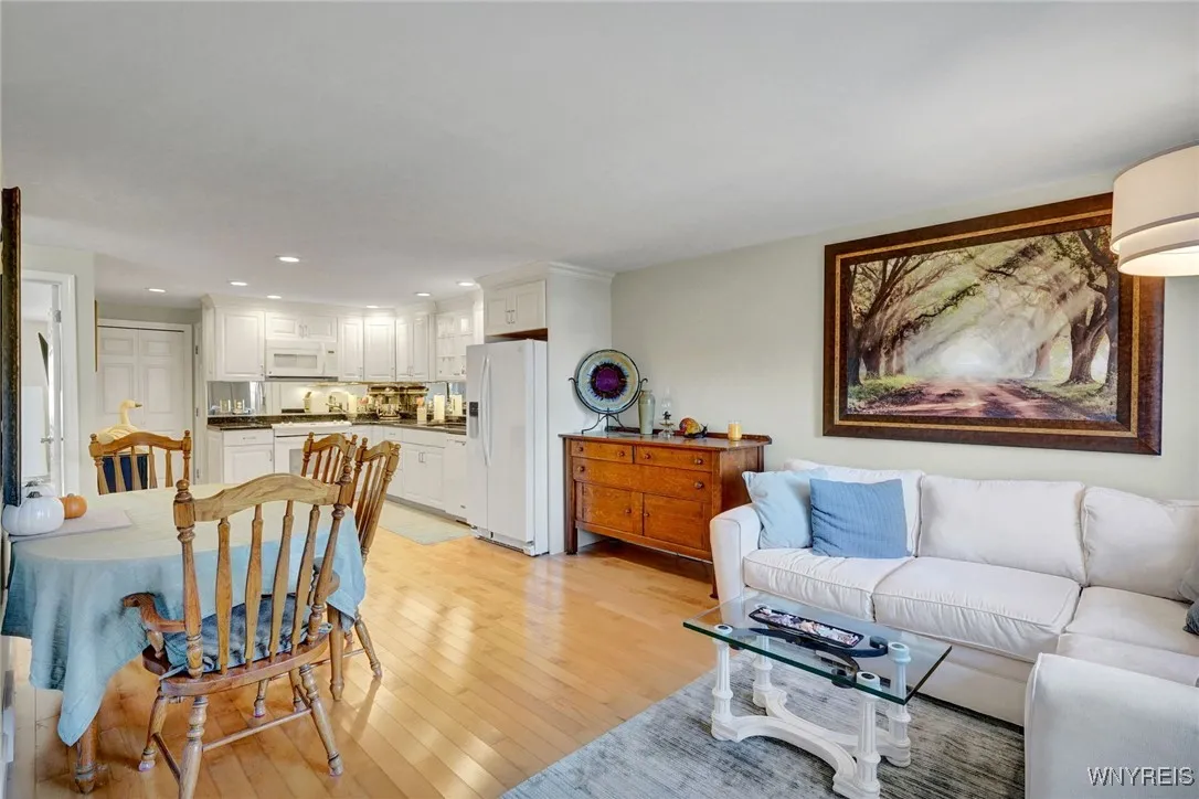 Living room/kitchen/dining area