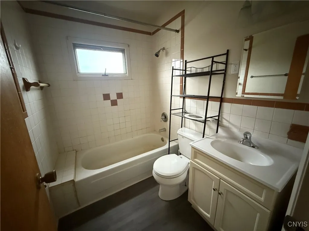 483 Pleasantview Avenue 2, Salina, New York 13208, Salina, New York 13208, 2 Bedrooms Bedrooms, 5 Rooms Rooms,1 BathroomBathrooms,Residential Lease,For Rent,483 Pleasantview Avenue 2, Salina, New York 13208,0,S1649376