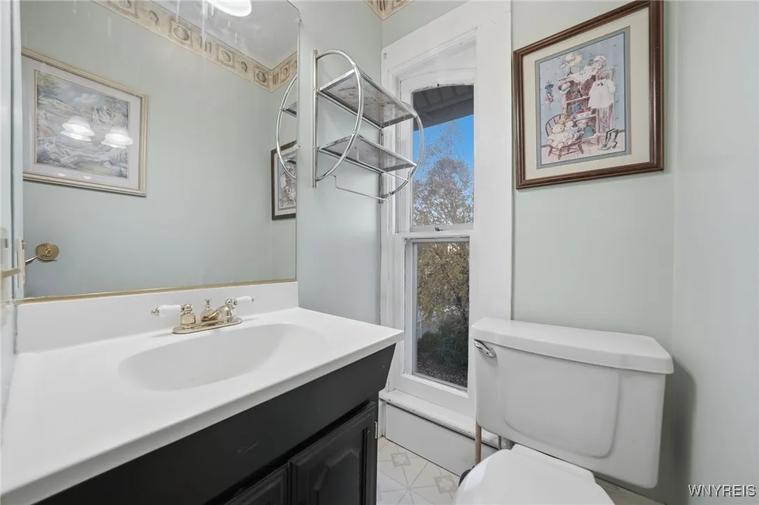 2nd floor full bathroom