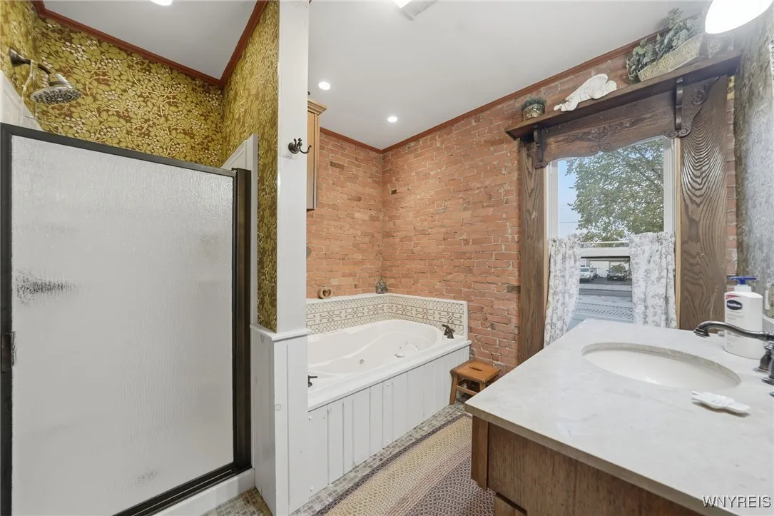 1st Floor Full bathroom