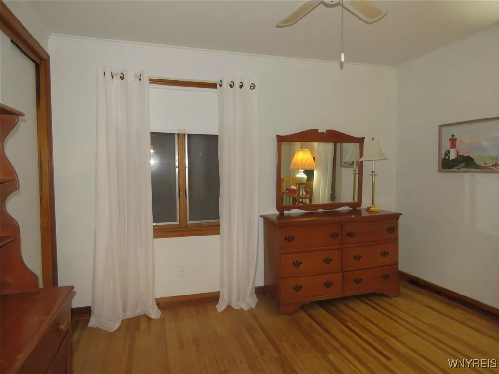 IMG 3519 - 10x11 Bedroom