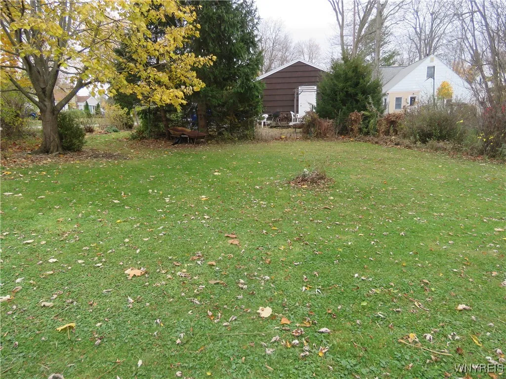 Beautiful "Right" side yard with driveway access