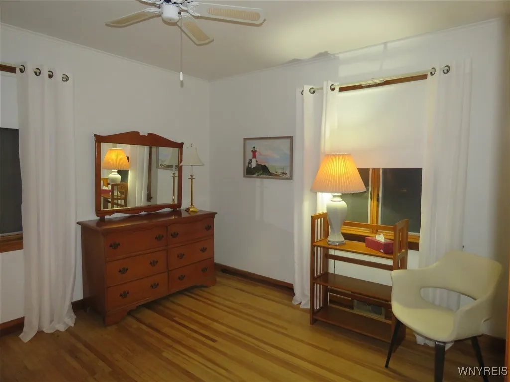 IMG 3517 - 10x11 Bedroom