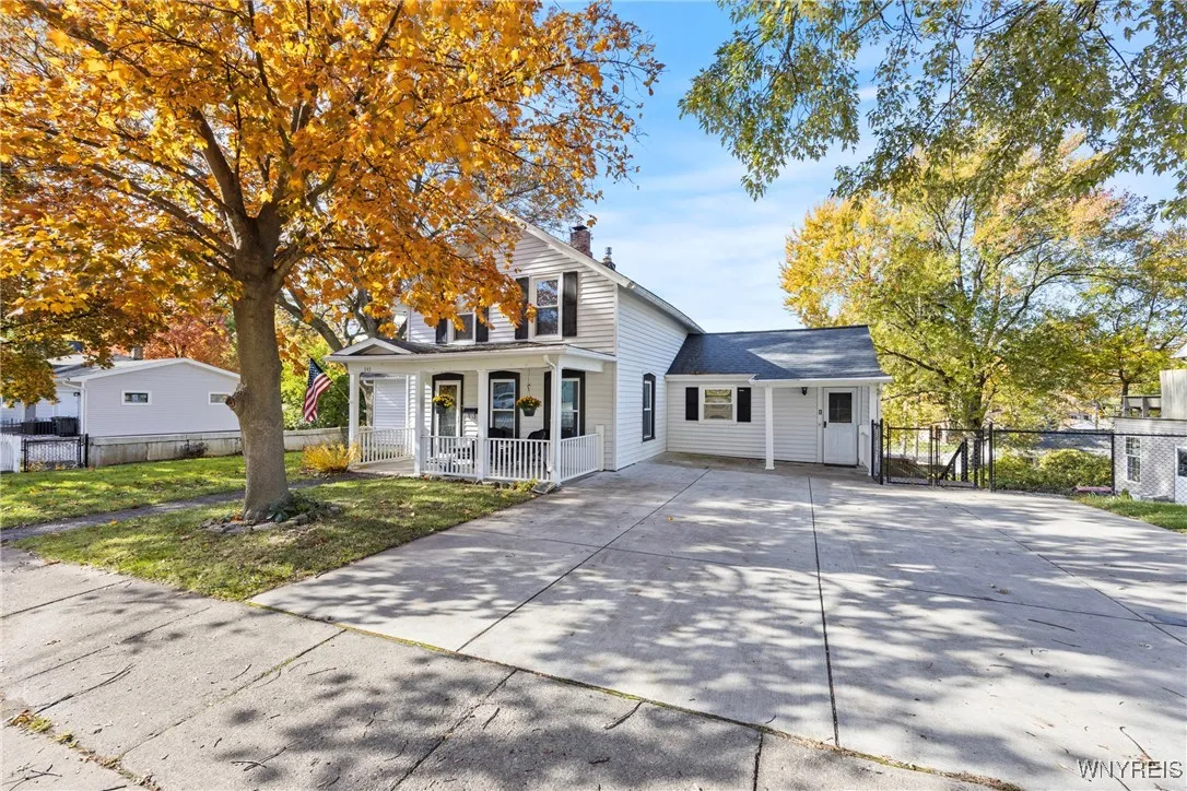 Large 3+ car, Newer Concrete Driveway