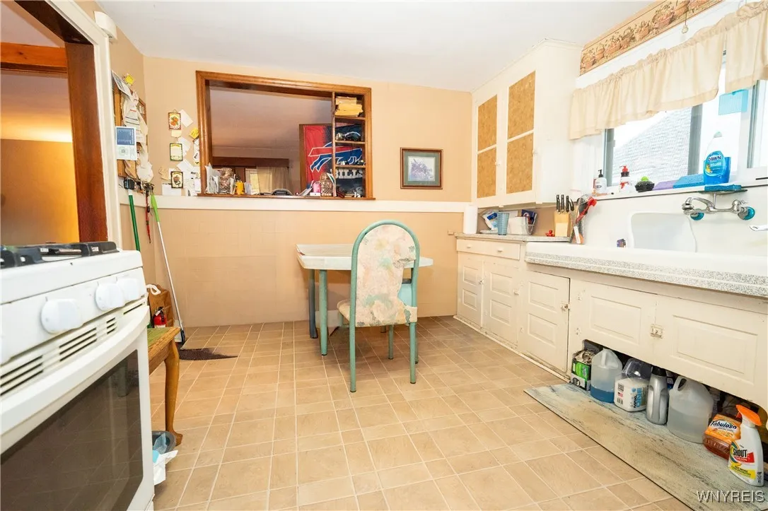 81 Melrose Street, Buffalo, New York 14220, Buffalo, New York 14220, 4 Bedrooms Bedrooms, ,2 BathroomsBathrooms,Residential,For Sale,81 Melrose Street, Buffalo, New York 14220,0,B1649218