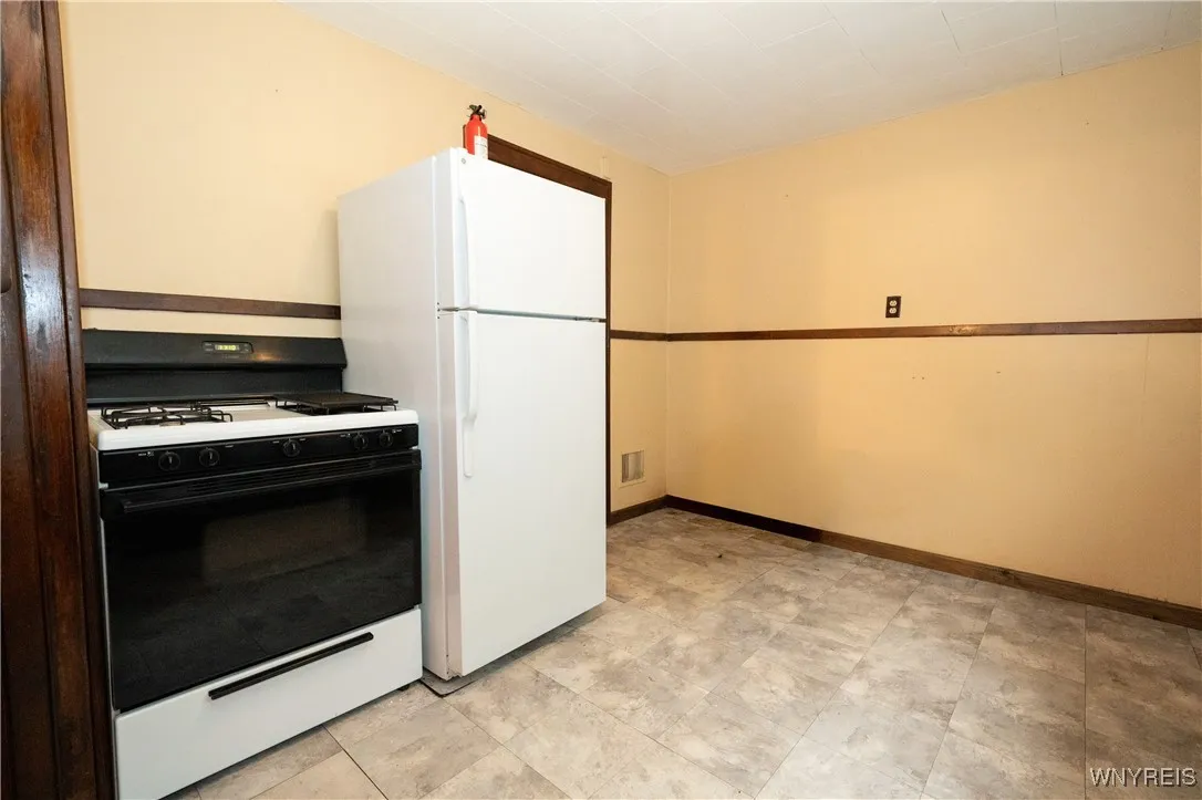 81 Melrose Street, Buffalo, New York 14220, Buffalo, New York 14220, 4 Bedrooms Bedrooms, ,2 BathroomsBathrooms,Residential,For Sale,81 Melrose Street, Buffalo, New York 14220,0,B1649218