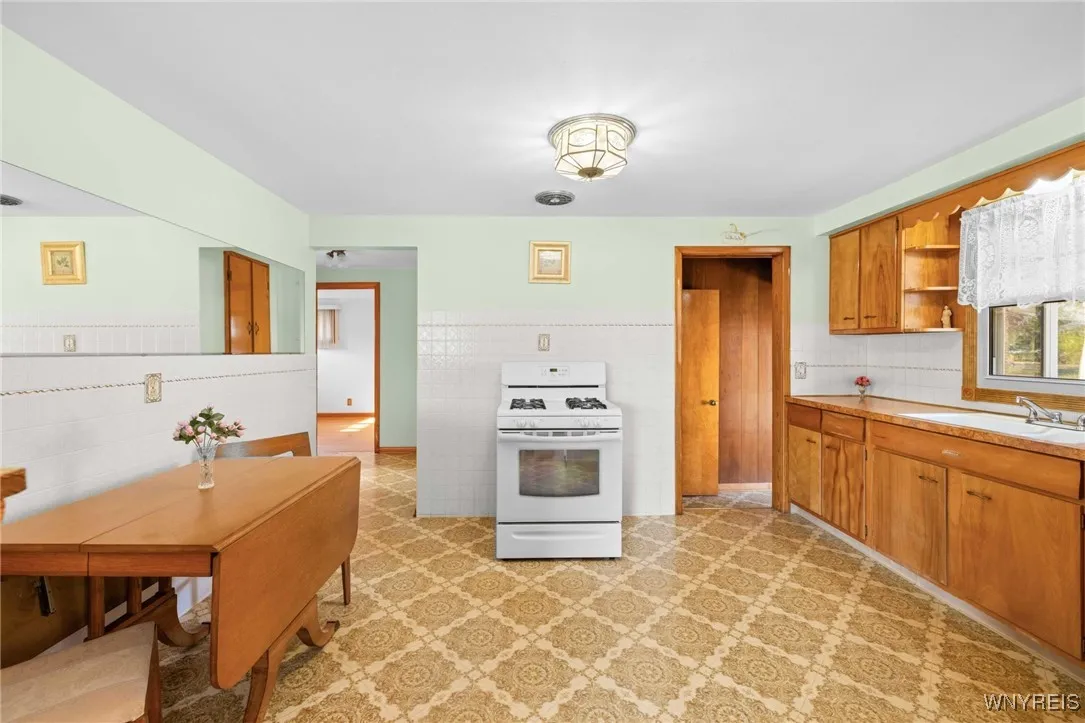 74 Pacecrest Court, West Seneca, New York 14224, West Seneca, New York 14224, 3 Bedrooms Bedrooms, 8 Rooms Rooms,1 BathroomBathrooms,Residential,For Sale,74 Pacecrest Court, West Seneca, New York 14224,0,B1647222