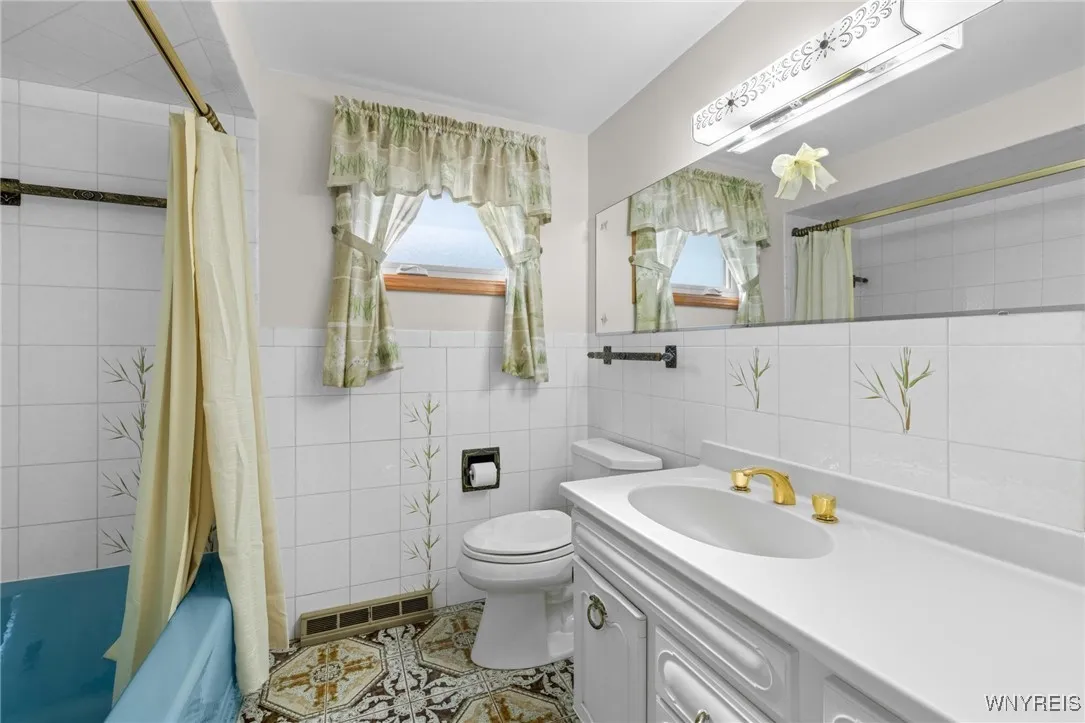 74 Pacecrest Court, West Seneca, New York 14224, West Seneca, New York 14224, 3 Bedrooms Bedrooms, 8 Rooms Rooms,1 BathroomBathrooms,Residential,For Sale,74 Pacecrest Court, West Seneca, New York 14224,0,B1647222