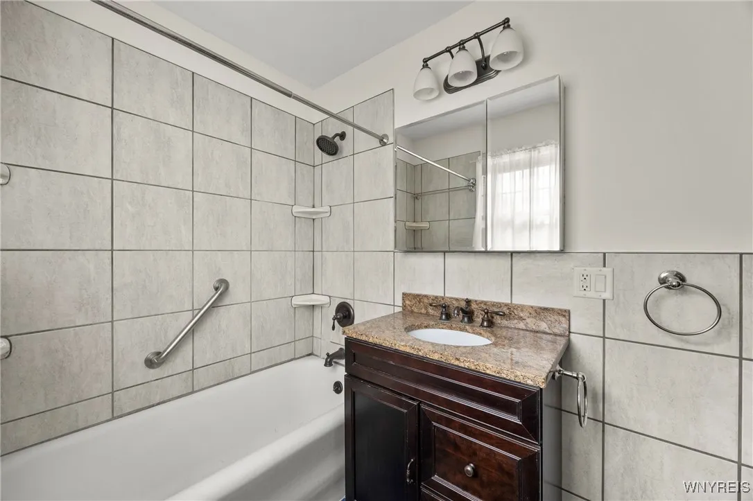 179 Admiral Road, Buffalo, New York 14216, Buffalo, New York 14216, 3 Bedrooms Bedrooms, 11 Rooms Rooms,1 BathroomBathrooms,Residential Lease,For Rent,179 Admiral Road, Buffalo, New York 14216,0,B1649439