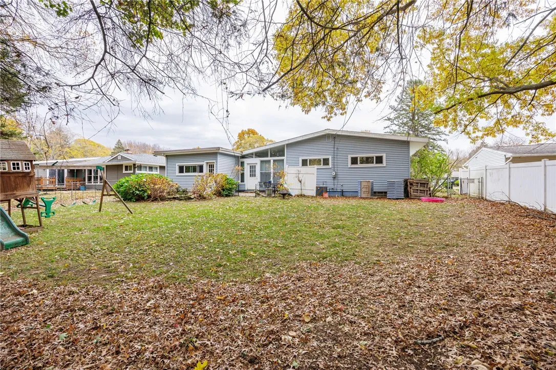 15 Burrows Dr, Penfield, New York 14625, Penfield, New York 14625, 3 Bedrooms Bedrooms, 6 Rooms Rooms,1 BathroomBathrooms,Residential,Closed,15 Burrows Dr, Penfield, New York 14625,0,R1644696