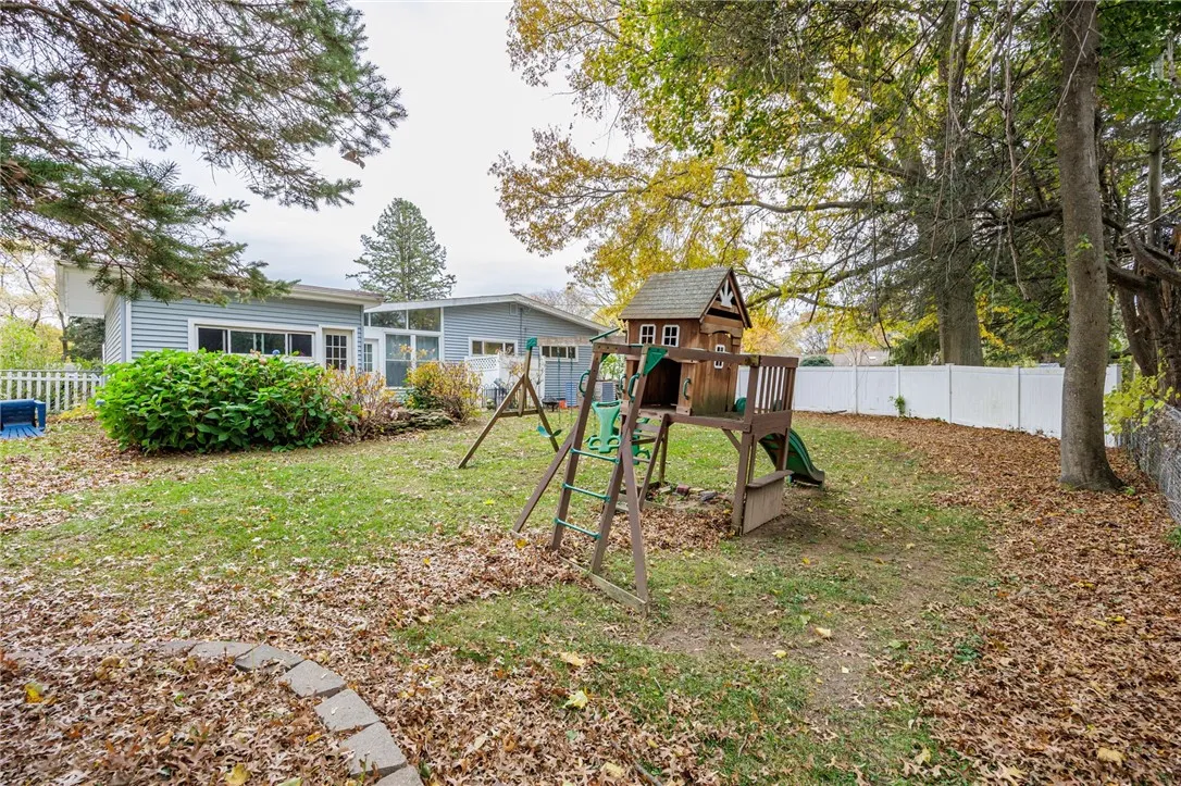 15 Burrows Dr, Penfield, New York 14625, Penfield, New York 14625, 3 Bedrooms Bedrooms, 6 Rooms Rooms,1 BathroomBathrooms,Residential,Closed,15 Burrows Dr, Penfield, New York 14625,0,R1644696