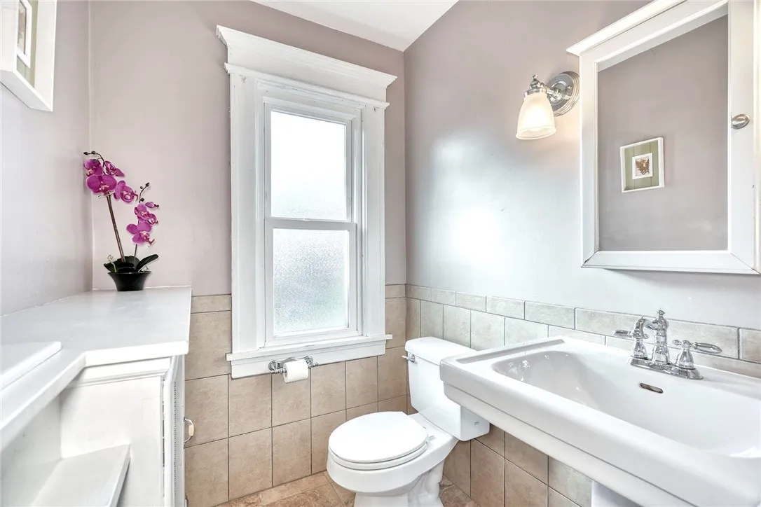 2nd Floor Main full bath