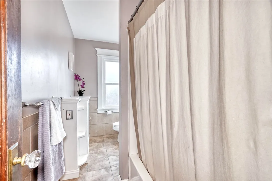 2nd Floor Main full bath