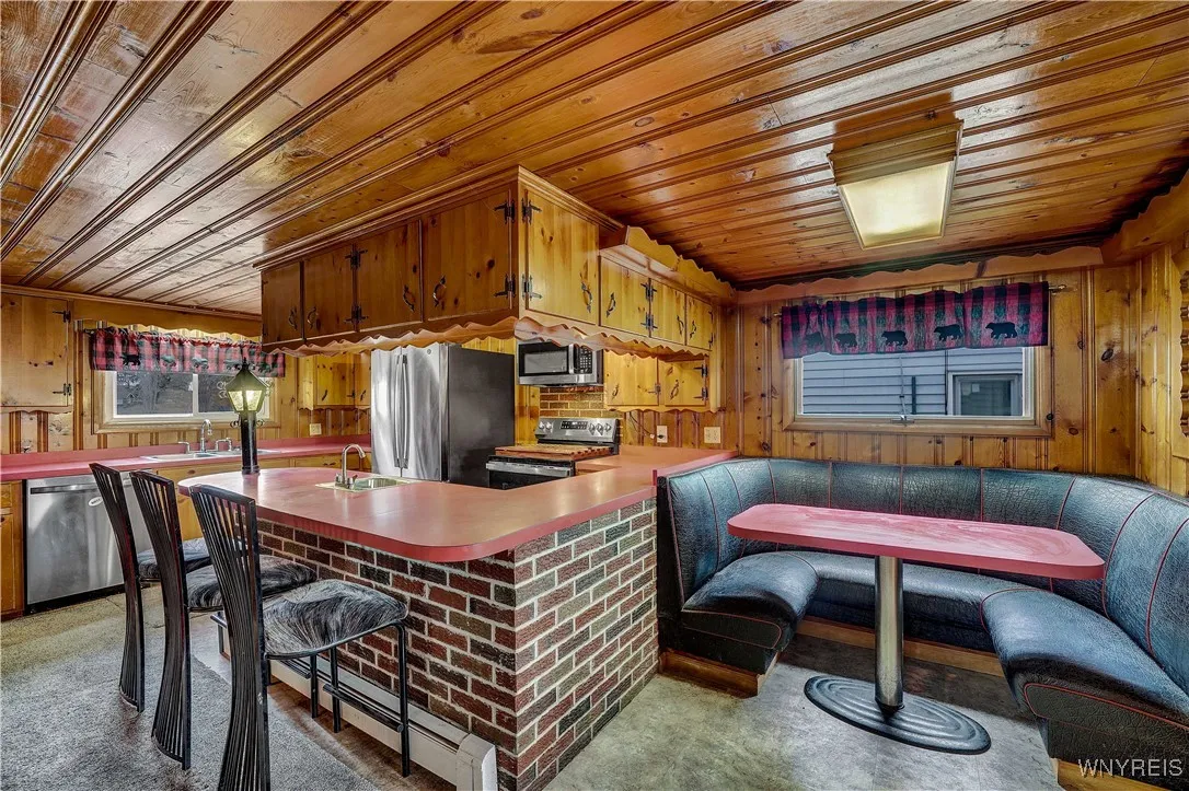Breakfast bar and kitchen eating area