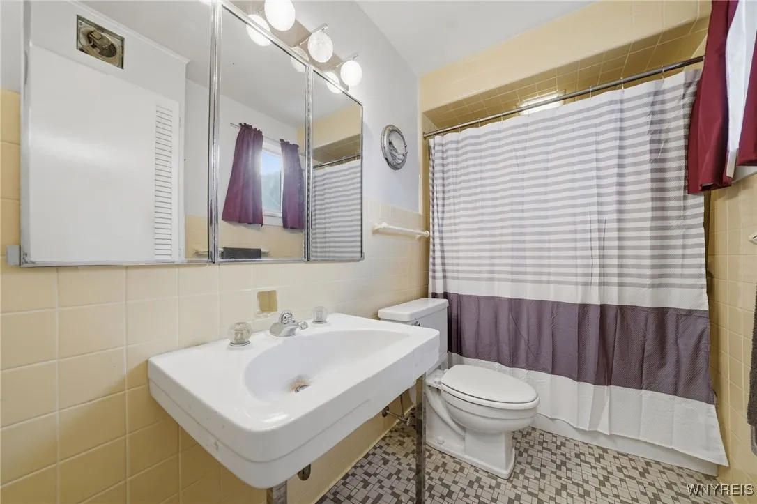 4466 Main Street, Royalton, New York 14067, Royalton, New York 14067, 4 Bedrooms Bedrooms, 10 Rooms Rooms,2 BathroomsBathrooms,Residential,For Sale,4466 Main Street, Royalton, New York 14067,0,B1649501