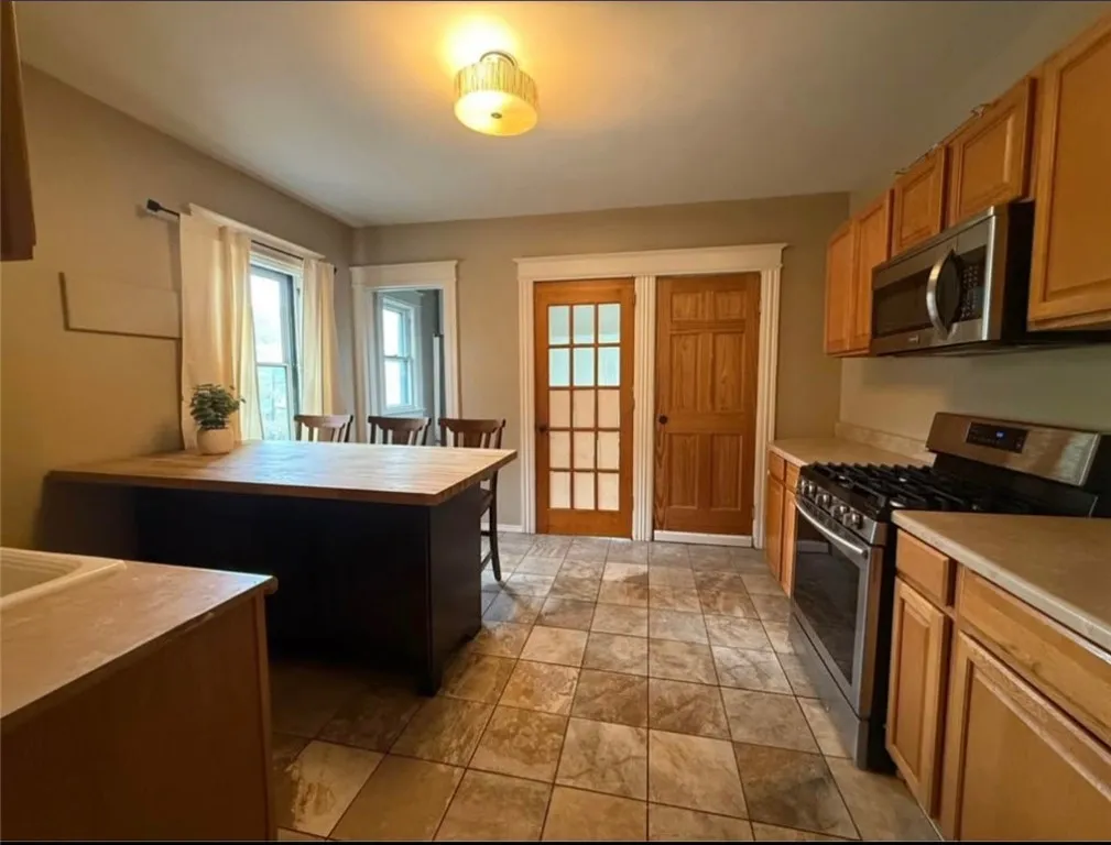 948 Monroe Avenue, Rochester, New York 14620, Rochester, New York 14620, 3 Bedrooms Bedrooms, 7 Rooms Rooms,1 BathroomBathrooms,Residential Lease,For Rent,948 Monroe Avenue, Rochester, New York 14620,0,R1649475