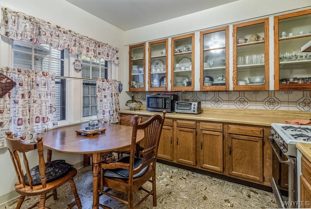 123 Woodward Ave, Buffalo, New York 14214, Buffalo, New York 14214, 4 Bedrooms Bedrooms, 9 Rooms Rooms,2 BathroomsBathrooms,Residential,For Sale,123 Woodward Ave, Buffalo, New York 14214,0,B1649471