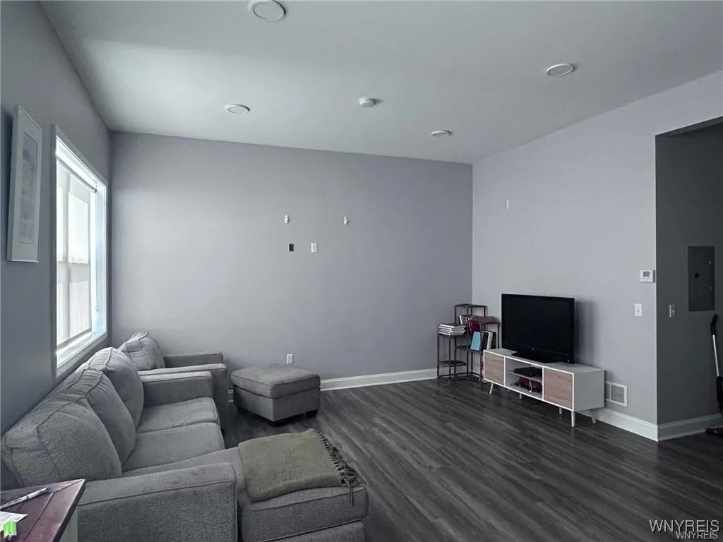 1988 South Park, Buffalo, New York 14220, Buffalo, New York 14220, 2 Bedrooms Bedrooms, 5 Rooms Rooms,1 BathroomBathrooms,Residential Lease,For Rent,1988 South Park, Buffalo, New York 14220,0,B1649549