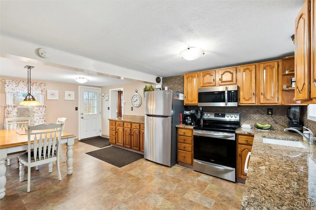 4987 Ver Plank Road, Clay, New York 13041, Clay, New York 13041, 3 Bedrooms Bedrooms, 6 Rooms Rooms,1 BathroomBathrooms,Residential,For Sale,4987 Ver Plank Road, Clay, New York 13041,0,S1649354