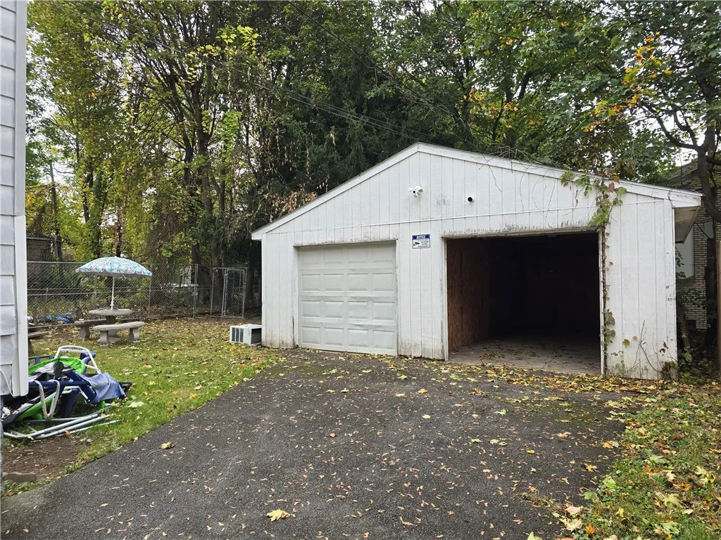 25 Nye Park, Rochester, New York 14621, Rochester, New York 14621, 6 Bedrooms Bedrooms, ,2 BathroomsBathrooms,Residential,For Sale,25 Nye Park, Rochester, New York 14621,0,R1649467