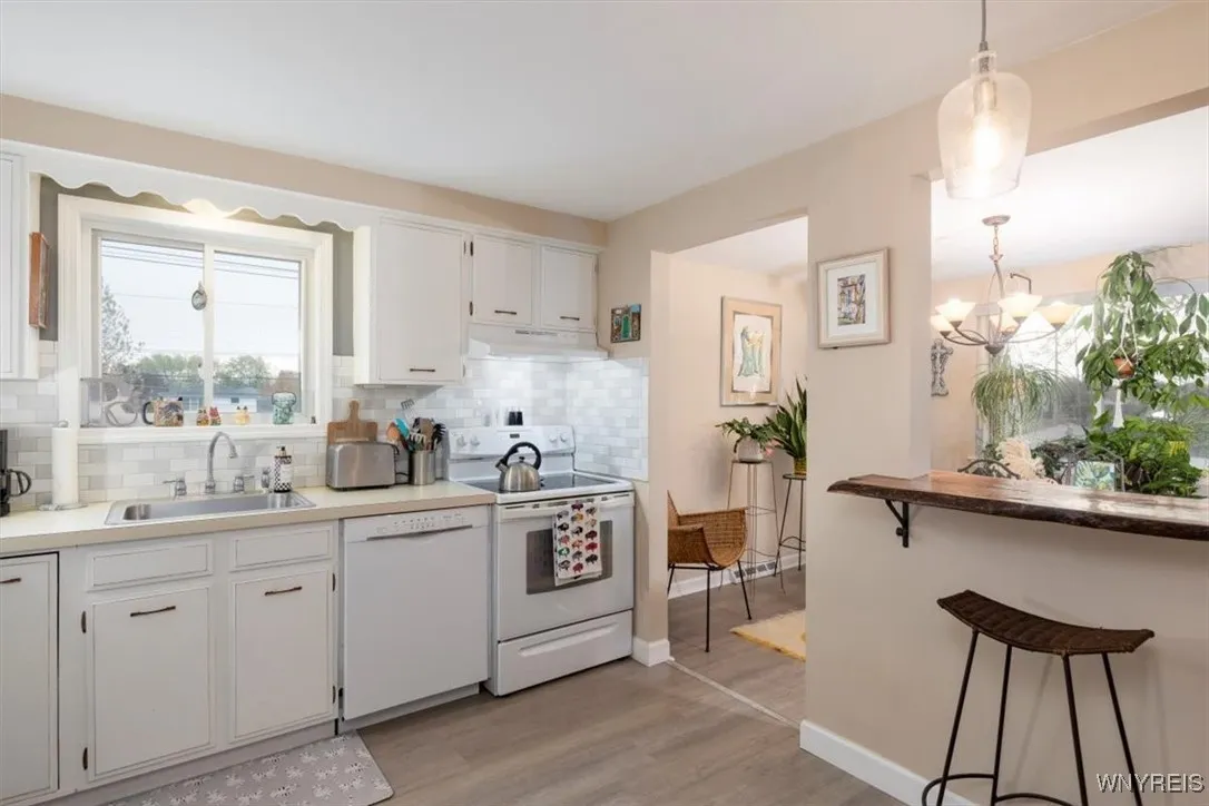 Spacious Kitchen comes with all the appliances. Note the extra Kitchen window because it's an end unit!