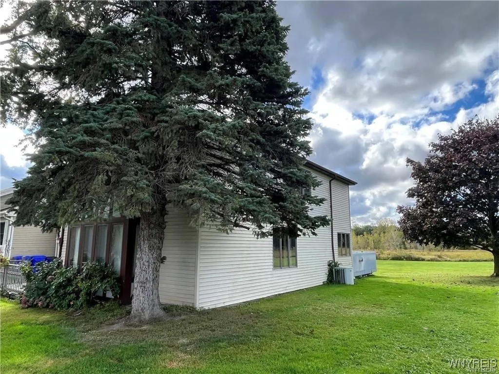 3279 Clinton Street 2, West Seneca, New York 14224, West Seneca, New York 14224, 3 Bedrooms Bedrooms, 8 Rooms Rooms,2 BathroomsBathrooms,Residential Lease,For Rent,3279 Clinton Street 2, West Seneca, New York 14224,0,B1649576