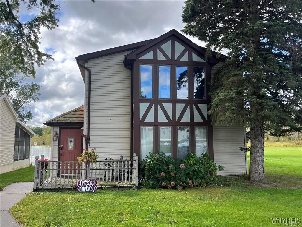 3279 Clinton Street 2, West Seneca, New York 14224, West Seneca, New York 14224, 3 Bedrooms Bedrooms, 8 Rooms Rooms,2 BathroomsBathrooms,Residential Lease,For Rent,3279 Clinton Street 2, West Seneca, New York 14224,0,B1649576