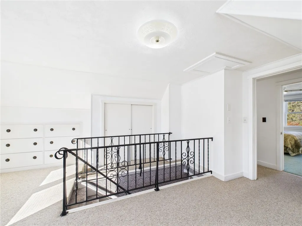 Second level with office area