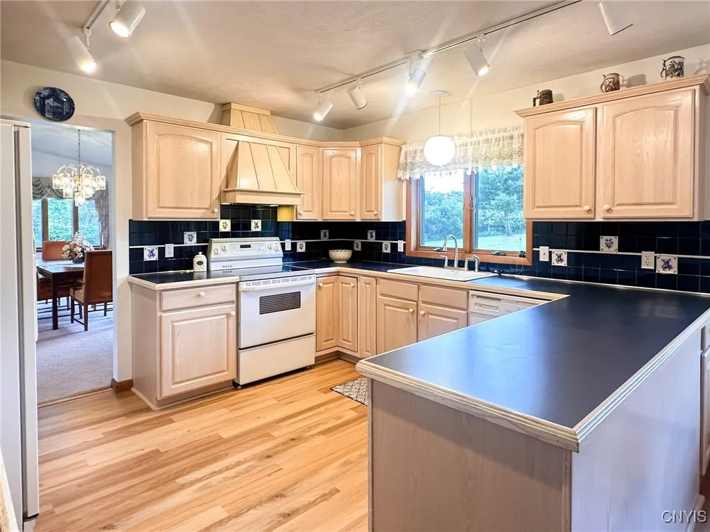 2354 Middle Road, Oneida, New York 13421, Oneida, New York 13421, 3 Bedrooms Bedrooms, 11 Rooms Rooms,2 BathroomsBathrooms,Residential,For Sale,2354 Middle Road, Oneida, New York 13421,0,S1649583