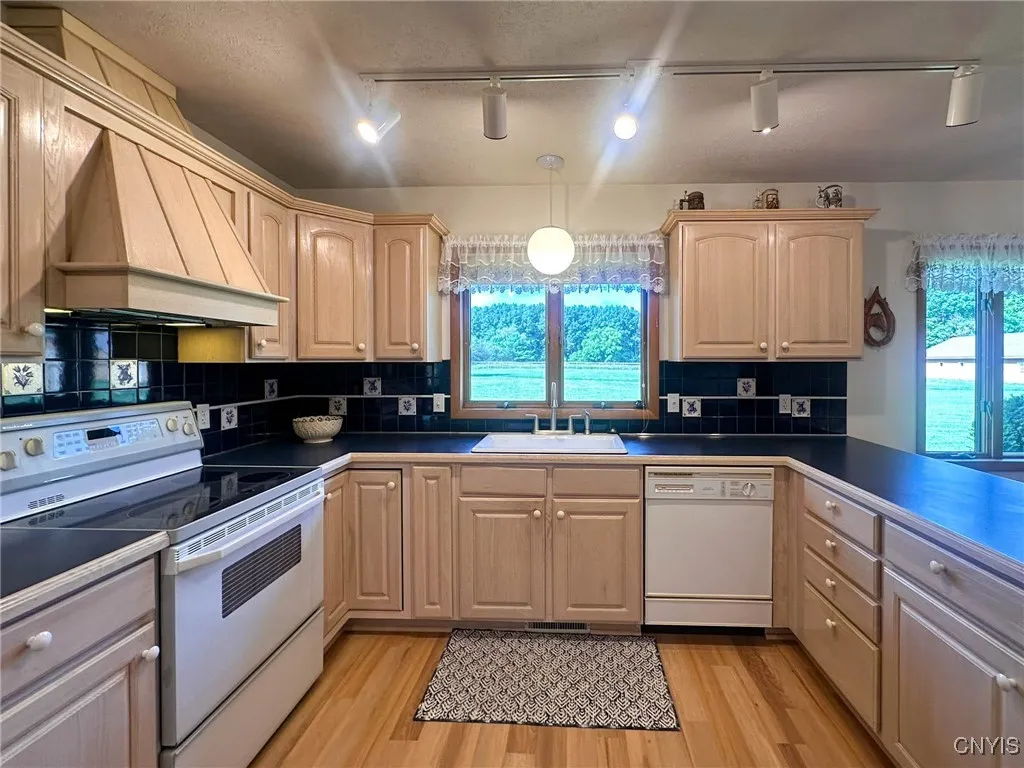 2354 Middle Road, Oneida, New York 13421, Oneida, New York 13421, 3 Bedrooms Bedrooms, 11 Rooms Rooms,2 BathroomsBathrooms,Residential,For Sale,2354 Middle Road, Oneida, New York 13421,0,S1649583