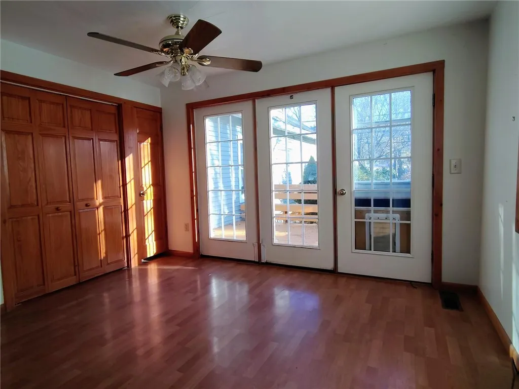 Additional living/ office with sunlit side deck