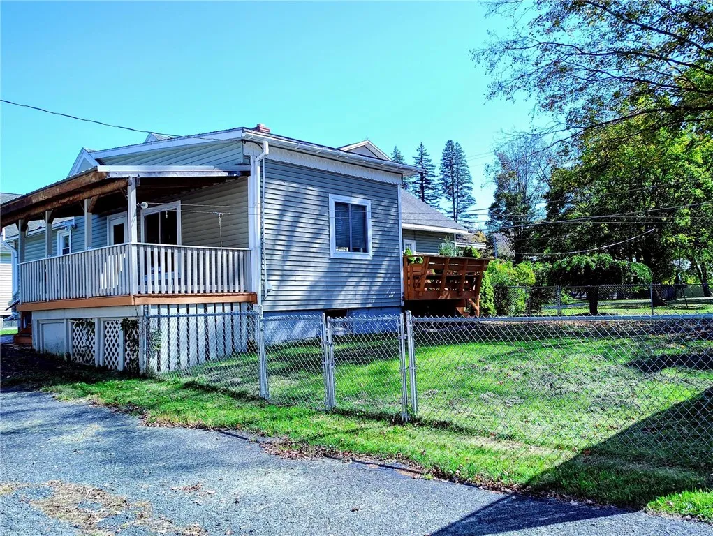 Fully fenced side yard