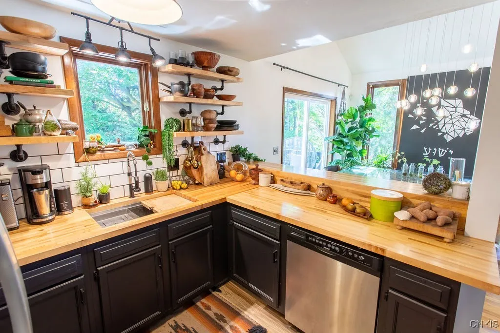 230 Delhi Street, Syracuse, New York 13203, Syracuse, New York 13203, 2 Bedrooms Bedrooms, 5 Rooms Rooms,1 BathroomBathrooms,Residential,For Sale,230 Delhi Street, Syracuse, New York 13203,0,S1646873