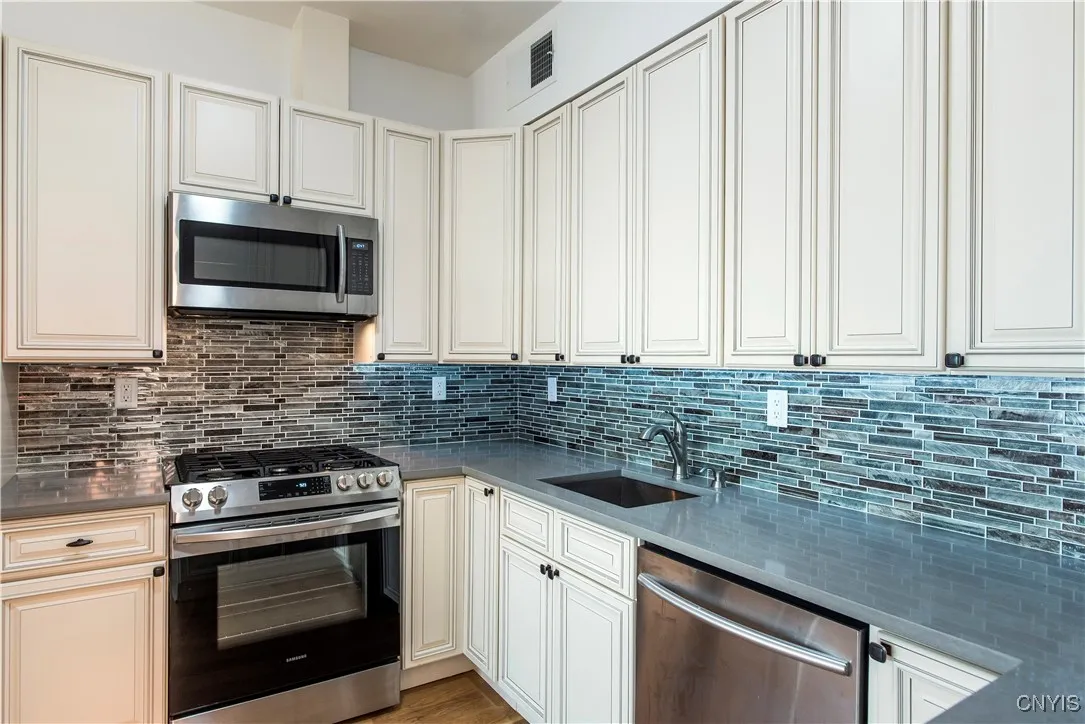 221 Elizabeth Street 2, Utica, New York 13501, Utica, New York 13501, 2 Bedrooms Bedrooms, 5 Rooms Rooms,1 BathroomBathrooms,Residential Lease,For Rent,221 Elizabeth Street 2, Utica, New York 13501,0,S1649580