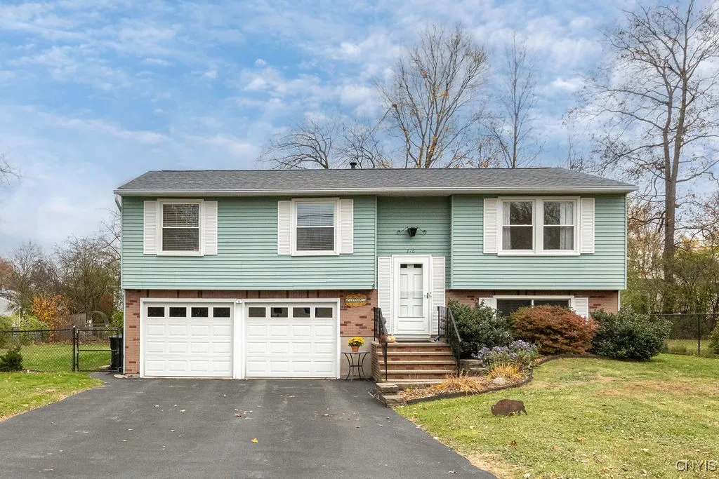 316 Longdale Drive, Salina, New York 13090, Salina, New York 13090, 3 Bedrooms Bedrooms, 6 Rooms Rooms,1 BathroomBathrooms,Residential,For Sale,316 Longdale Drive, Salina, New York 13090,0,S1648083