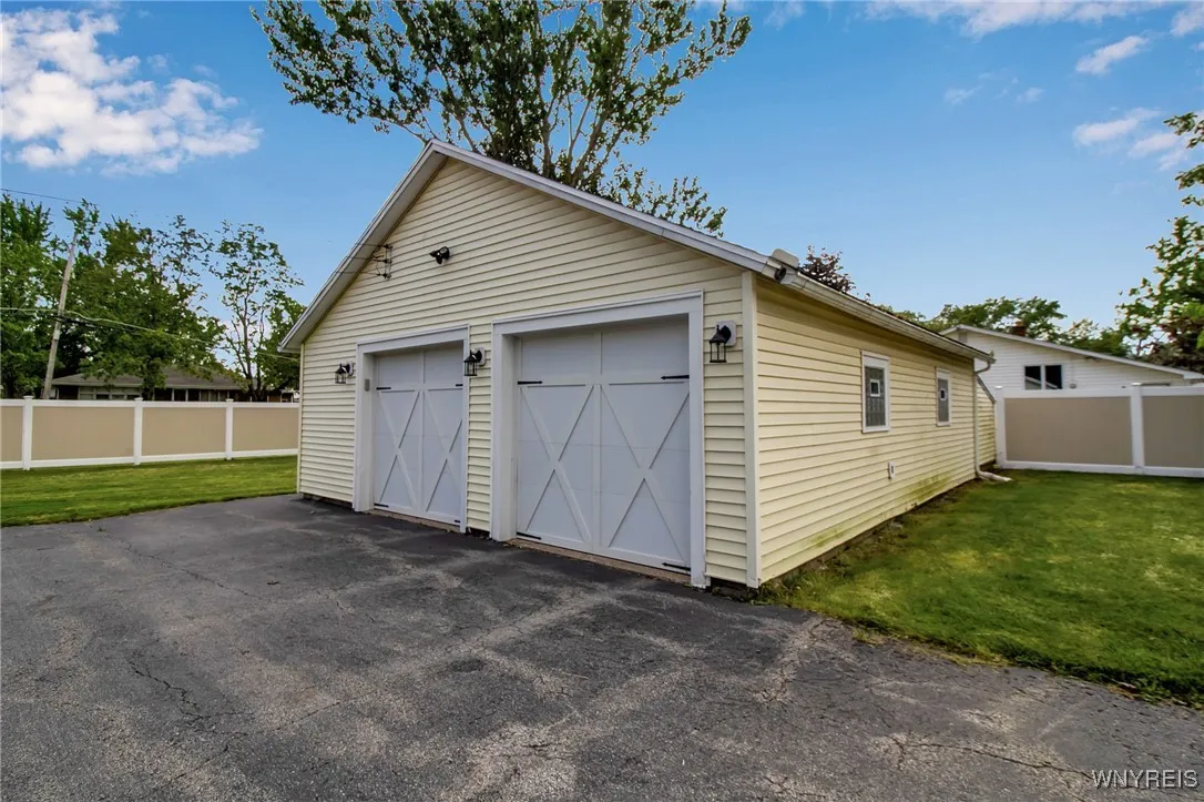 7196 Ward Road, Wheatfield, New York 14120, Wheatfield, New York 14120, 3 Bedrooms Bedrooms, 10 Rooms Rooms,1 BathroomBathrooms,Residential,For Sale,7196 Ward Road, Wheatfield, New York 14120,0,B1649597