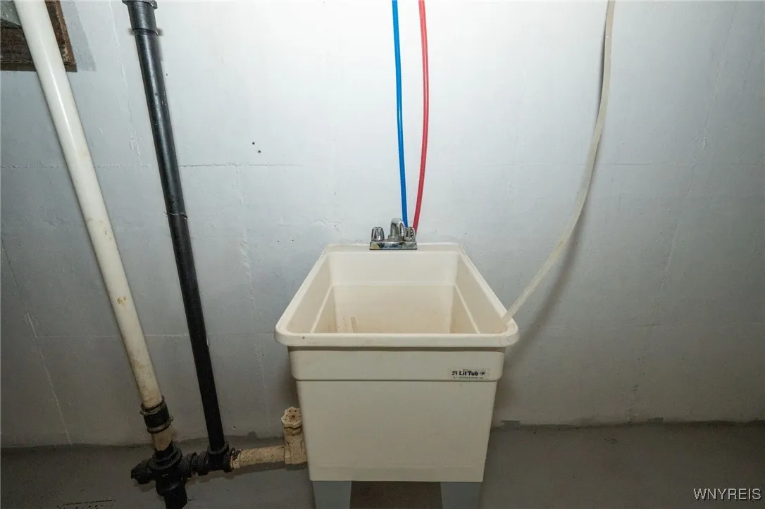 42 Carol Drive, Cheektowaga, New York 14215, Cheektowaga, New York 14215, 3 Bedrooms Bedrooms, 6 Rooms Rooms,1 BathroomBathrooms,Residential,For Sale,42 Carol Drive, Cheektowaga, New York 14215,0,B1649453