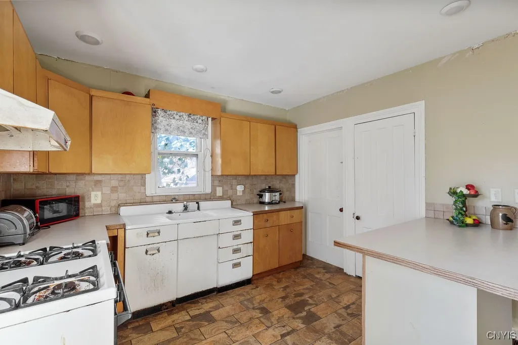 148 West 7th Street, Oswego, New York 13126, Oswego, New York 13126, 6 Bedrooms Bedrooms, 11 Rooms Rooms,2 BathroomsBathrooms,Residential,For Sale,148 West 7th Street, Oswego, New York 13126,0,S1648769