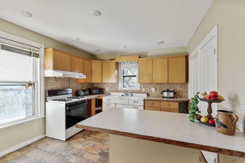 148 West 7th Street, Oswego, New York 13126, Oswego, New York 13126, 6 Bedrooms Bedrooms, 11 Rooms Rooms,2 BathroomsBathrooms,Residential,For Sale,148 West 7th Street, Oswego, New York 13126,0,S1648769