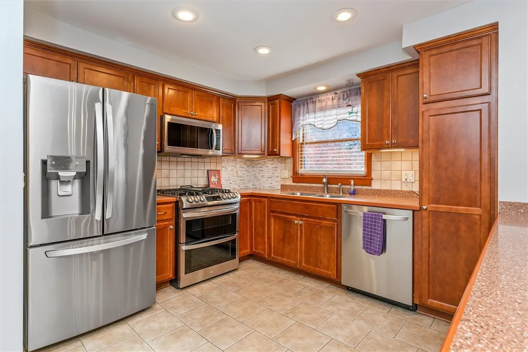 All the kitchen appliances will stay