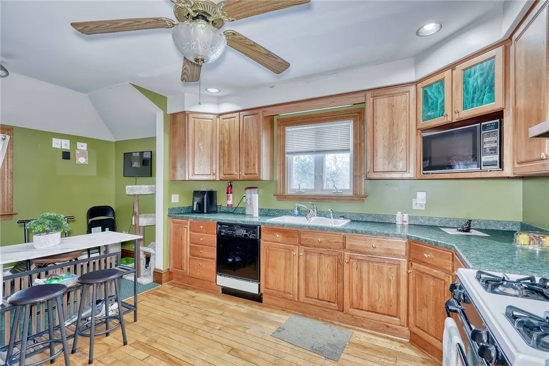 66 East Main Street, Webster, New York 14580, Webster, New York 14580, 5 Bedrooms Bedrooms, 15 Rooms Rooms,3 BathroomsBathrooms,Residential,For Sale,66 East Main Street, Webster, New York 14580,0,R1649596