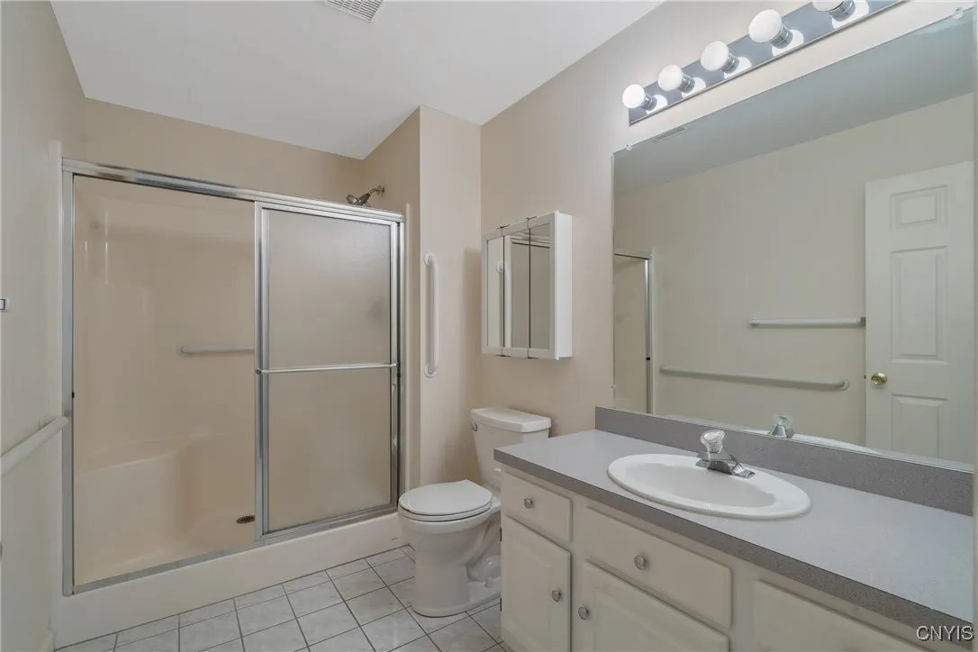 Primary bedroom en-suite