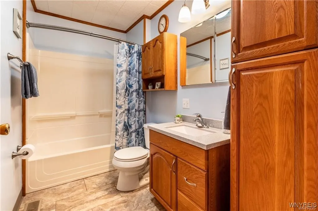 8106 East Britton Drive, Niagara, New York 14304, Niagara, New York 14304, 3 Bedrooms Bedrooms, 8 Rooms Rooms,1 BathroomBathrooms,Residential,For Sale,8106 East Britton Drive, Niagara, New York 14304,0,B1649655