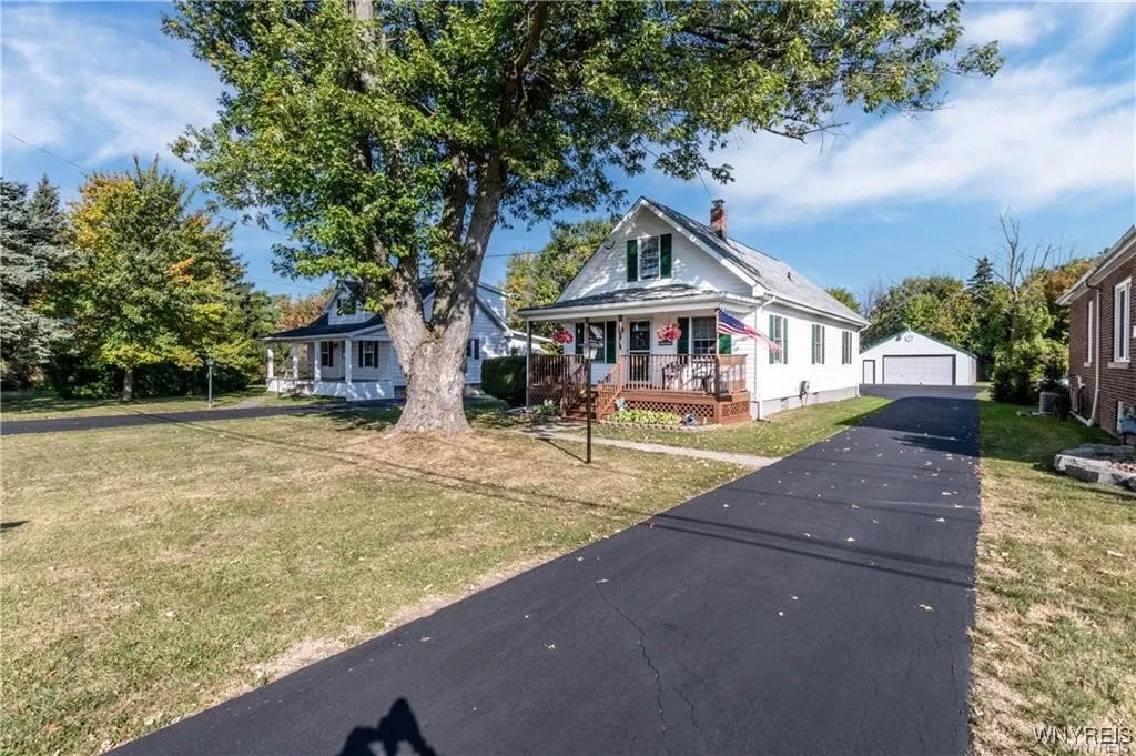 8106 East Britton Drive, Niagara, New York 14304, Niagara, New York 14304, 3 Bedrooms Bedrooms, 8 Rooms Rooms,1 BathroomBathrooms,Residential,For Sale,8106 East Britton Drive, Niagara, New York 14304,0,B1649655