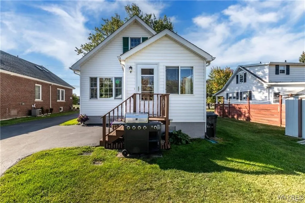 8106 East Britton Drive, Niagara, New York 14304, Niagara, New York 14304, 3 Bedrooms Bedrooms, 8 Rooms Rooms,1 BathroomBathrooms,Residential,For Sale,8106 East Britton Drive, Niagara, New York 14304,0,B1649655