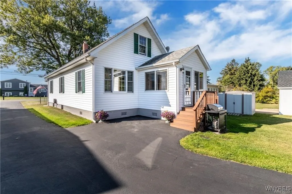 8106 East Britton Drive, Niagara, New York 14304, Niagara, New York 14304, 3 Bedrooms Bedrooms, 8 Rooms Rooms,1 BathroomBathrooms,Residential,For Sale,8106 East Britton Drive, Niagara, New York 14304,0,B1649655