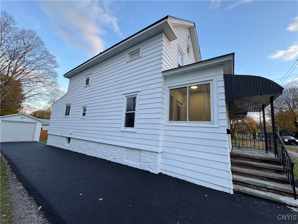 302 North Main Street, Lenox, New York 13032, Lenox, New York 13032, 3 Bedrooms Bedrooms, 7 Rooms Rooms,1 BathroomBathrooms,Residential,For Sale,302 North Main Street, Lenox, New York 13032,0,S1649303